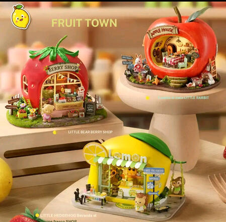 Vidám Gyümölcsházikók Csempéssz egy kis vidámságot a mindennapokba ezekkel a mosolygós miniatűr szettekkel! Kézzel összeépíthető, világító kis epres, almás és citromos házikók, tündéri állatfigurákkal. Válaszd ki a kedvenc "ízedet", és építsd meg a saját,